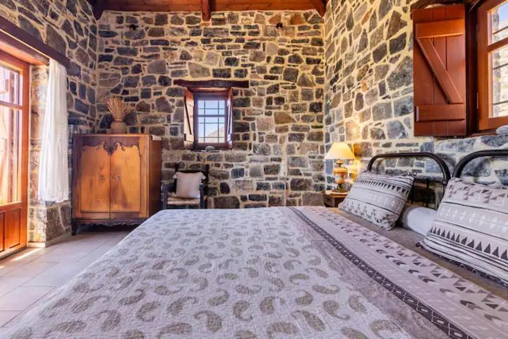 Traditional Stone House By The Sea... Kapetanianá 외부 사진